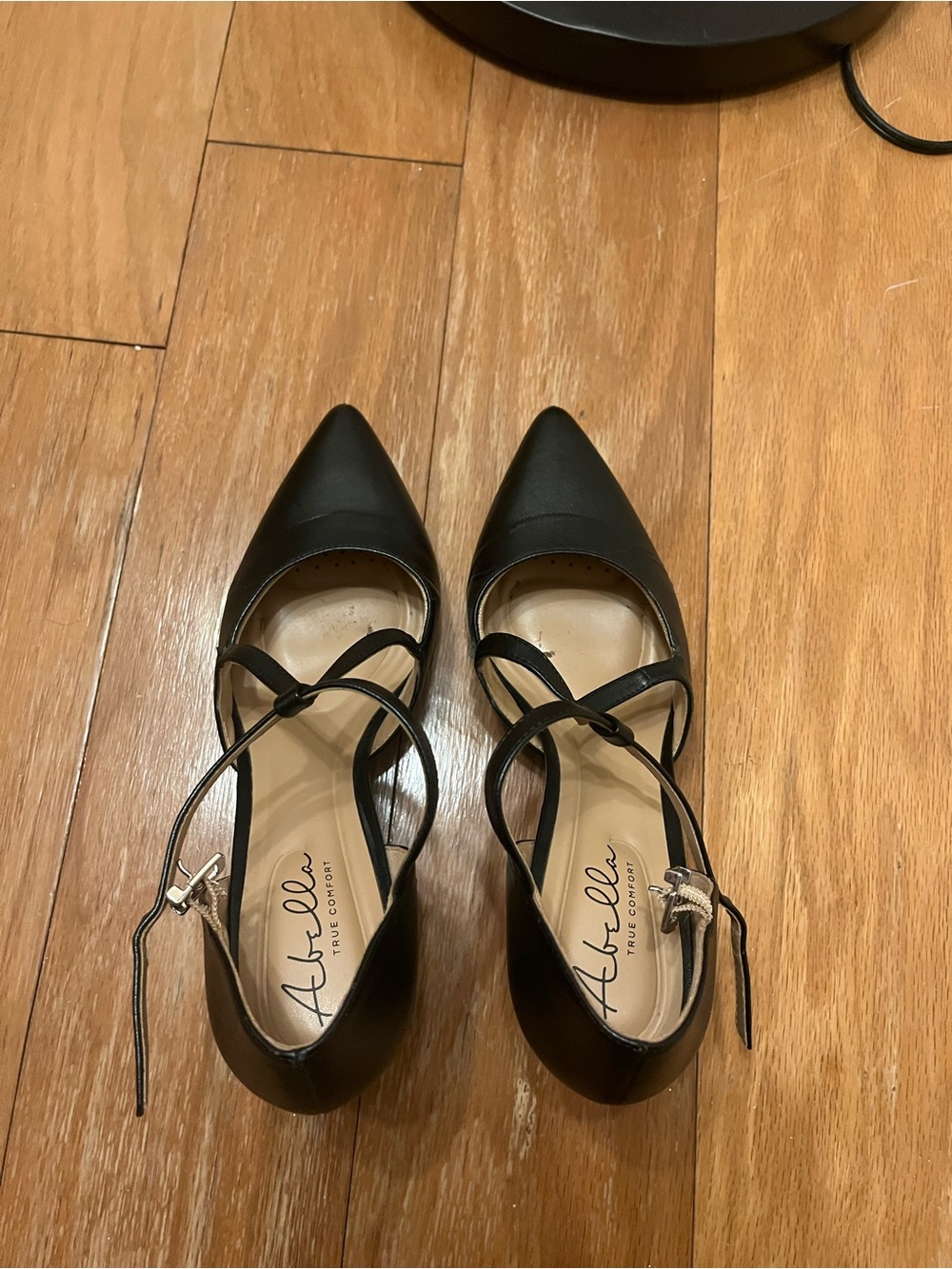 Abella True Comfort Pointed Toe Strappy Heel size 9